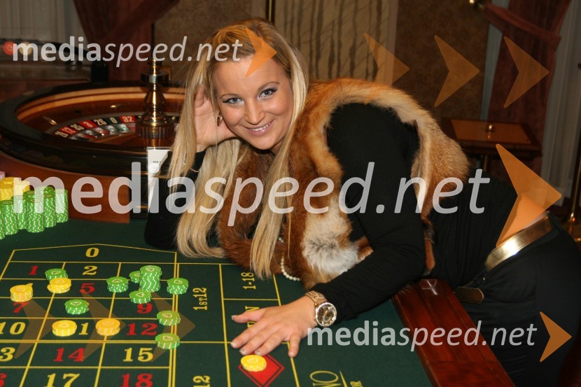 Nika Marolt, krznarka ter dekle 6pack Čukurja17. obletnica Casino Maribor