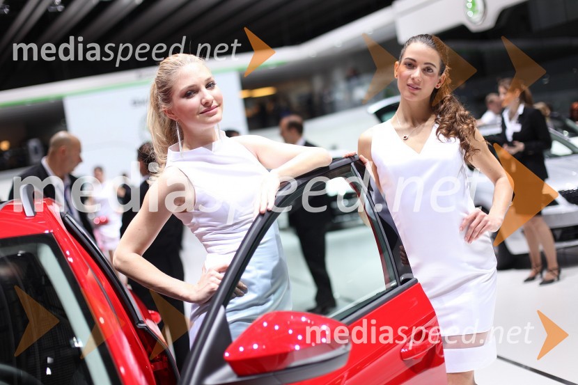 Hostese na avto salonu v Ženevi