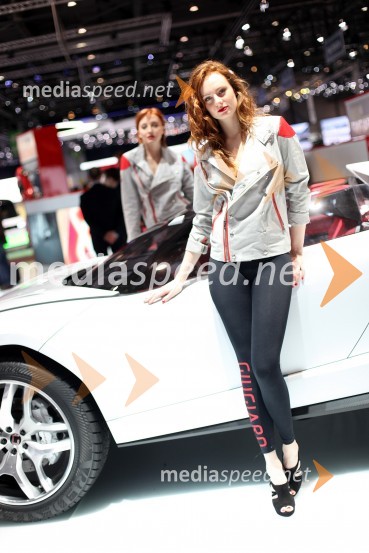 Hostese na avto salonu v Ženevi