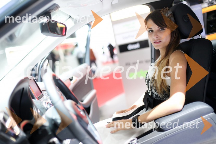 Hostese na avto salonu v Ženevi