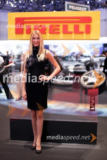 Hostese na avto salonu v Ženevi