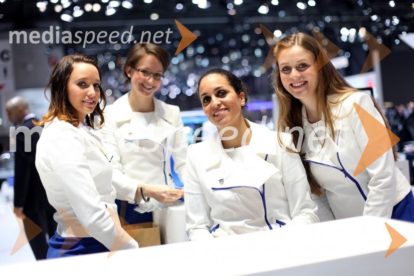 Hostese na avto salonu v Ženevi