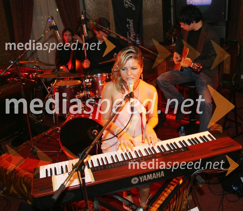 Neisha, pevka s skupino17. obletnica Casino Maribor