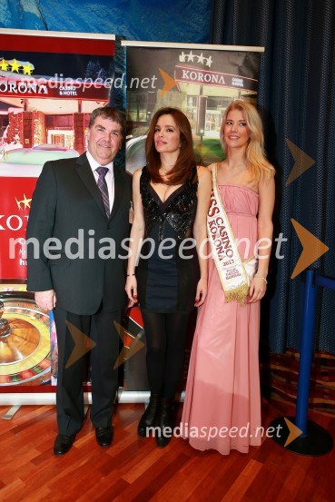Tomaž Černe,&nbsp;direktor IZC Korona;&nbsp;Severina, pevka;&nbsp;Lara Koren, Miss Casino Korona 2013Severina na koncertu v Hotelu Korona