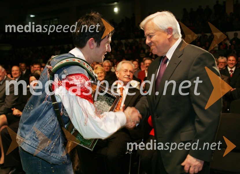 Član skupine Pop'n'dekl je zaigral Milanu Kučanu za 66. rojstni danSlovenec leta 2006