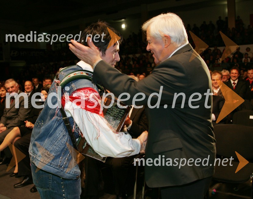 Član skupine Pop'n'dekl je zaigral Milanu Kučanu za 66. rojstni danSlovenec leta 2006