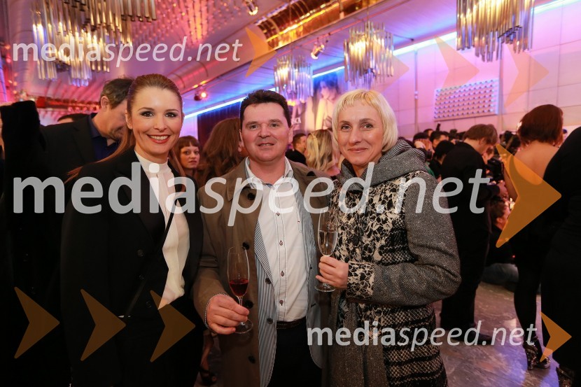 Bernarda Žarn, voditeljica; Janez Živič, Vinska klet Krško; soprogaViktorji 2012, rdeča preproga in druženje pred dvorano