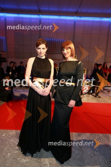 Nataša Pinoza, miss Universe Slovenije 2006; Maja Štamol Droljc, modna oblikovalkaViktorji 2012, rdeča preproga in druženje pred dvorano