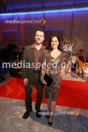 ...; Veronika Žajdela, radijska moderatorkaViktorji 2012, rdeča preproga in druženje pred dvorano