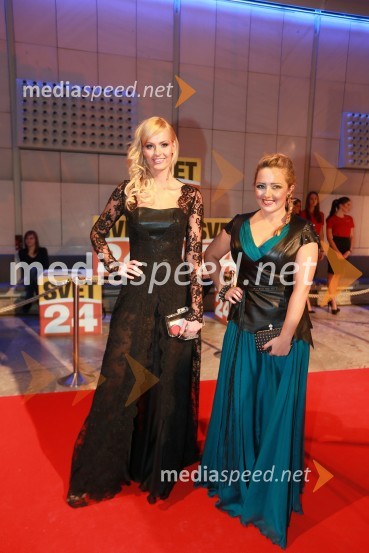 Tjaša Kokalj, novinarka; Katja Klavora, novinarkaViktorji 2012, rdeča preproga in druženje pred dvorano