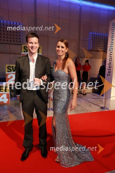 Boštjan Romih, moderator; soproga LaraViktorji 2012, rdeča preproga in druženje pred dvorano