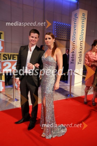 Boštjan Romih, moderator; soproga LaraViktorji 2012, rdeča preproga in druženje pred dvorano