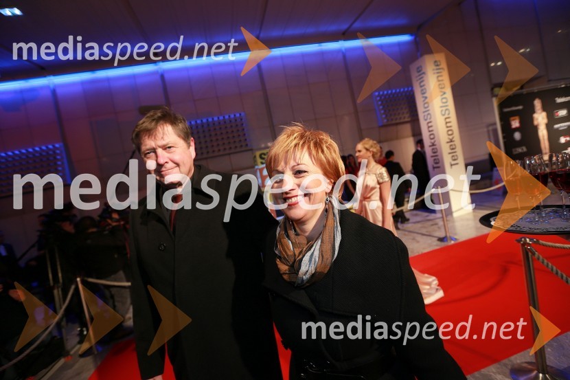 Mitja Ferenc, član skupine Prifarski muzikanti; Rosvita Pesek, novinarkaViktorji 2012, rdeča preproga in druženje pred dvorano