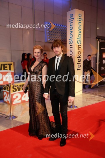 Iva Krajnc, igralka; Aljoša Bagola, kreativni direktor v oglaševalski agenciji PristopViktorji 2012, rdeča preproga in druženje pred dvorano