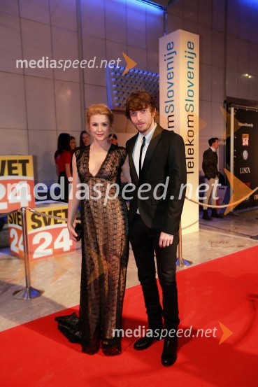 Iva Krajnc, igralka; Aljoša Bagola, kreativni direktor v oglaševalski agenciji PristopViktorji 2012, rdeča preproga in druženje pred dvorano