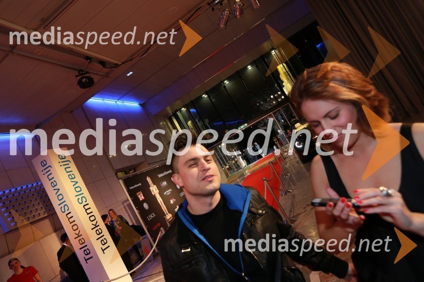 Omar Naber, glasbenik; Manja Plešnar, novinarkaViktorji 2012, rdeča preproga in druženje pred dvorano