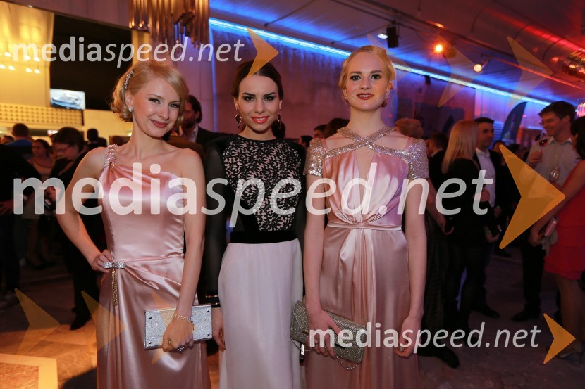 Maja Ferme, modna oblikovalka; Mirela Korač, Miss Universe Slovenije 2009; Lana Mahnič Jekoš, miss Slovenije 2011Viktorji 2012, rdeča preproga in druženje pred dvorano