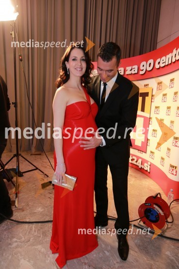 Lili Žagar, voditeljica; Marko Potrč, voditeljViktorji 2012, rdeča preproga in druženje pred dvorano