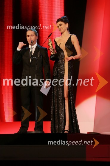 Miha Brajnik, voditelj; Nina Osenar, voditeljicaViktorji 2012, podelitev nagrad