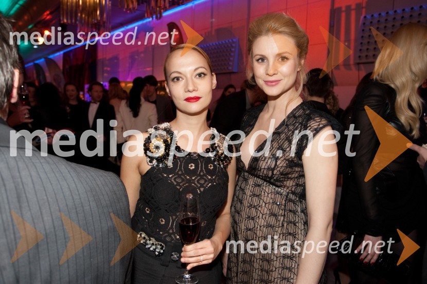 Viktorija Bencik, igralka; Iva Krajnc, igralkaViktorji 2012, zabava po podelitvi