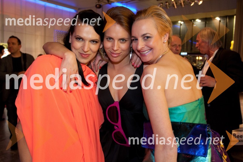 Simona Lampe, modna oblikovalka; Manja Plešnar, novinarka; Sarah KavšekViktorji 2012, zabava po podelitvi