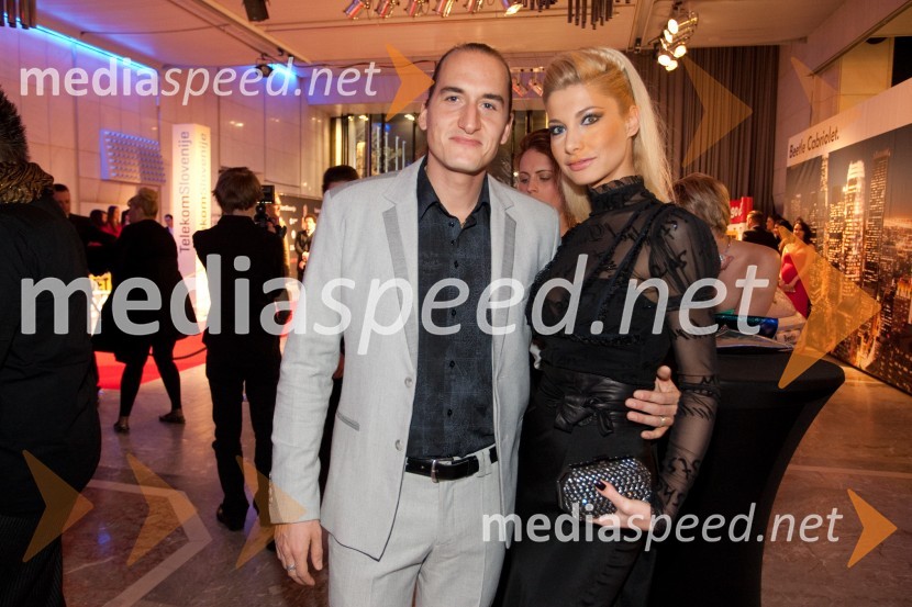 Vid Valič, stan up komik; Lucija Gubenšek, manekenkaViktorji 2012, rdeča preproga in druženje pred dvorano