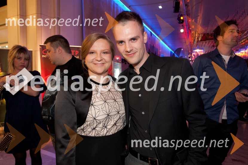 Alma Rahne, novinarka; Sandi Prosen, snemalecViktorji 2012, rdeča preproga in druženje pred dvorano