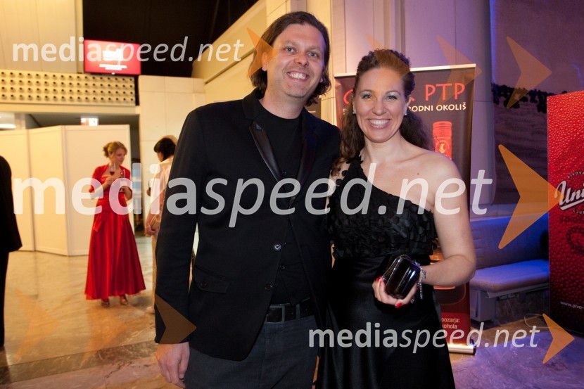 Aleš Strajnar, Maša PečarViktorji 2012, rdeča preproga in druženje pred dvorano