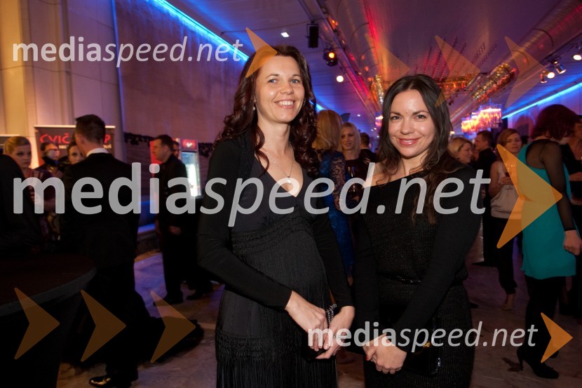 ...; Nuša Božiček, marketing Volkswagen, Porsche SlovenijaViktorji 2012, rdeča preproga in druženje pred dvorano