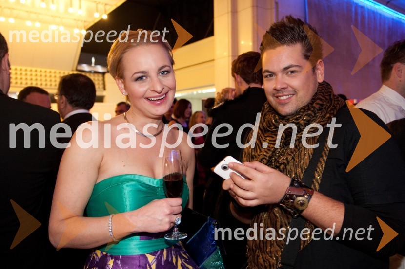 Sarah Kavšek.; Nejc Simšič, novinarViktorji 2012, rdeča preproga in druženje pred dvorano