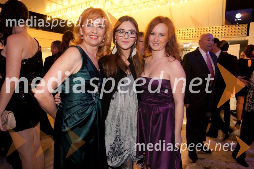 Eva Kozlevčar, Kim Kozlevčar; Anja PepelnjakViktorji 2012, rdeča preproga in druženje pred dvorano