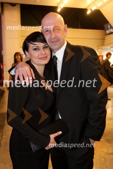 Jože Činč, član skupine D'kwaschen Retashy; dekle DorisViktorji 2012, rdeča preproga in druženje pred dvorano