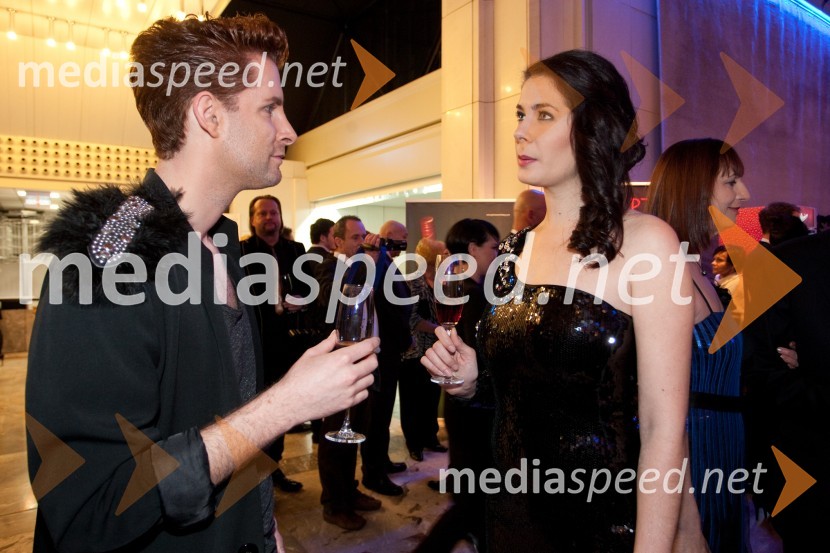 Jakob Kapus, novinar, koreograf; Ivjana Banič, moderatorkaViktorji 2012, rdeča preproga in druženje pred dvorano