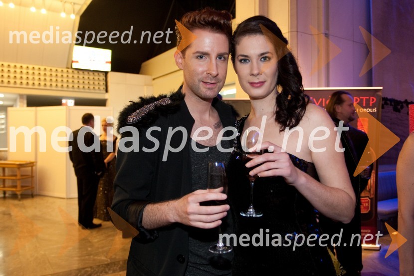 Jakob Kapus, novinar, koreograf; Ivjana Banič, moderatorkaViktorji 2012, rdeča preproga in druženje pred dvorano