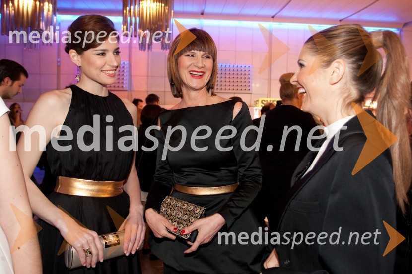 Nataša Pinoza, miss Universe Slovenije 2006; Maja Štamol Droljc, modna oblikovalka; Bernarda Žarn, voditeljicaViktorji 2012, rdeča preproga in druženje pred dvorano
