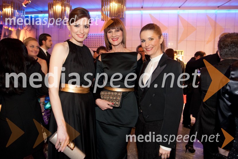 Nataša Pinoza, miss Universe Slovenije 2006; Maja Štamol Droljc, modna oblikovalka; Bernarda Žarn, voditeljicaViktorji 2012, rdeča preproga in druženje pred dvorano