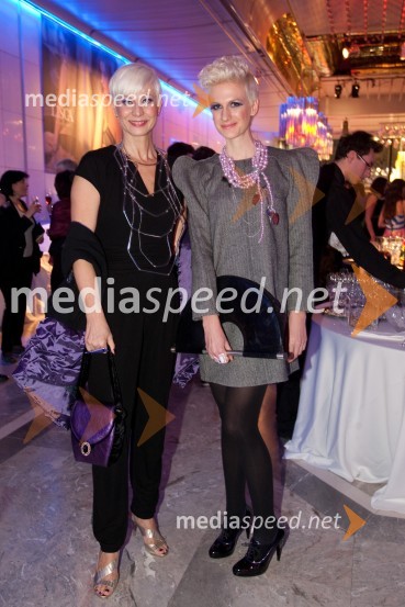 Barbra Drnač, novinarka; Tereza PoljaničViktorji 2012, rdeča preproga in druženje pred dvorano