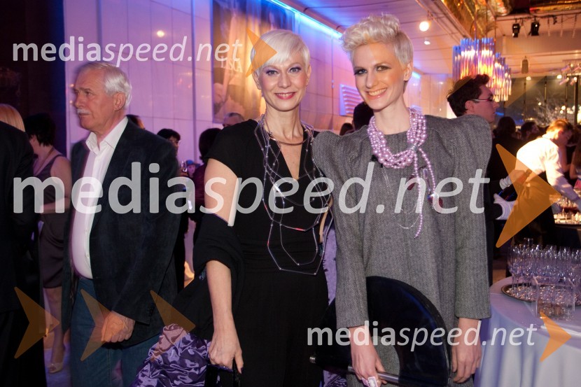 Barbra Drnač, novinarka; Tereza PoljaničViktorji 2012, rdeča preproga in druženje pred dvorano