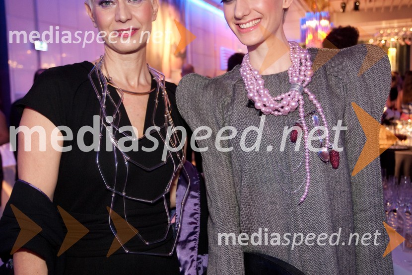 Barbra Drnač, novinarka; Tereza PoljaničViktorji 2012, rdeča preproga in druženje pred dvorano