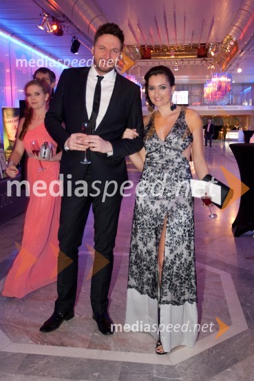 Robert Roškar, moderator;  Irena RolihViktorji 2012, rdeča preproga in druženje pred dvorano