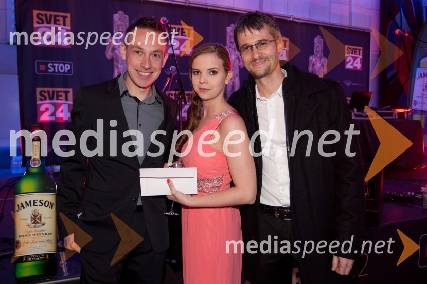 Rok Ostrež, moderator; Sara Ašanin Gole; Jean Frbežar, moderatorViktorji 2012, rdeča preproga in druženje pred dvorano