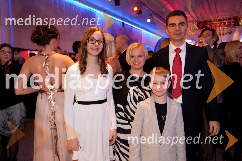 Tina Tomšič;Andreja Šuštaršič Tomšič; Luka Tomšič; Danilo Tomšič, direktor sektorja skrb za uporabnike Telekom SlovenijeViktorji 2012, rdeča preproga in druženje pred dvorano