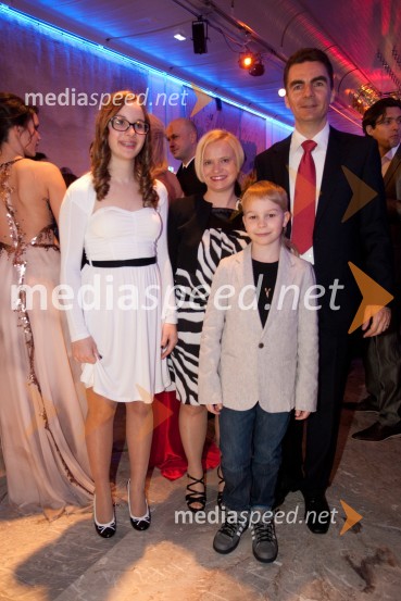 Tina Tomšič;Andreja Šuštaršič Tomšič; Luka Tomšič; Danilo Tomšič, direktor sektorja skrb za uporabnike Telekom SlovenijeViktorji 2012, rdeča preproga in druženje pred dvorano