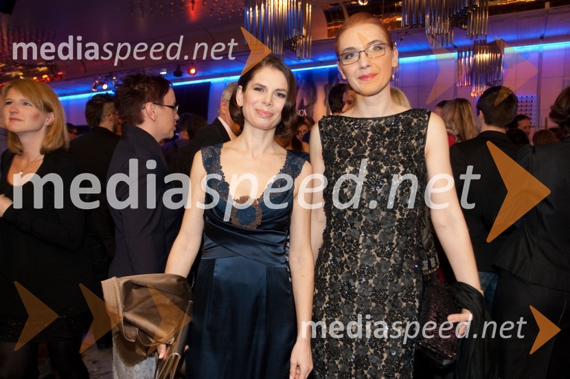 Eva Longyka Marušič, voditeljica; Mojca Celin, modna oblikovalkaViktorji 2012, rdeča preproga in druženje pred dvorano