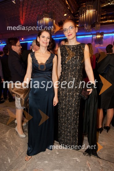 Eva Longyka Marušič, voditeljica; Mojca Celin, modna oblikovalkaViktorji 2012, rdeča preproga in druženje pred dvorano