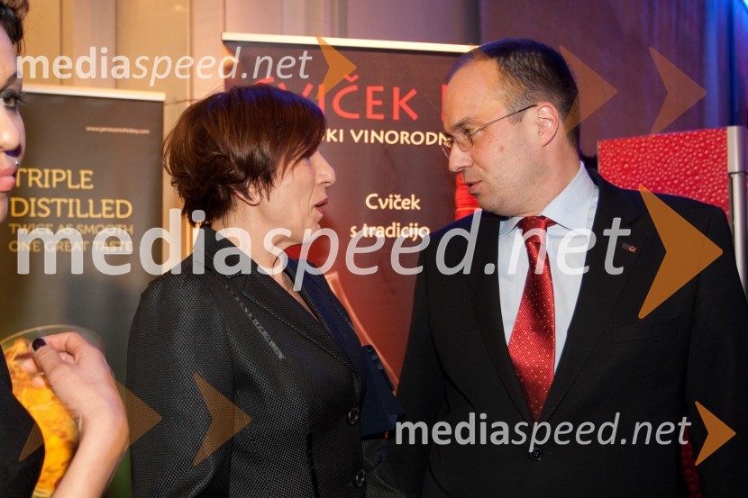 VIktorjia Potočnik, nekdanja županja Mestne občine Ljubljana; Leo Oblak, predsednik uprave Infonet media d.d.Viktorji 2012, rdeča preproga in druženje pred dvorano