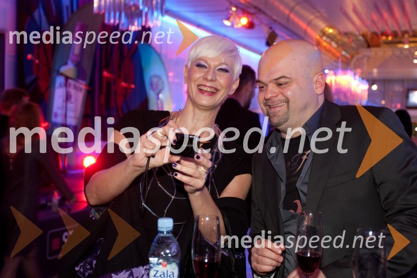 Barbra Drnač, novinarka; Dadi Daz, glasbenikViktorji 2012, rdeča preproga in druženje pred dvorano