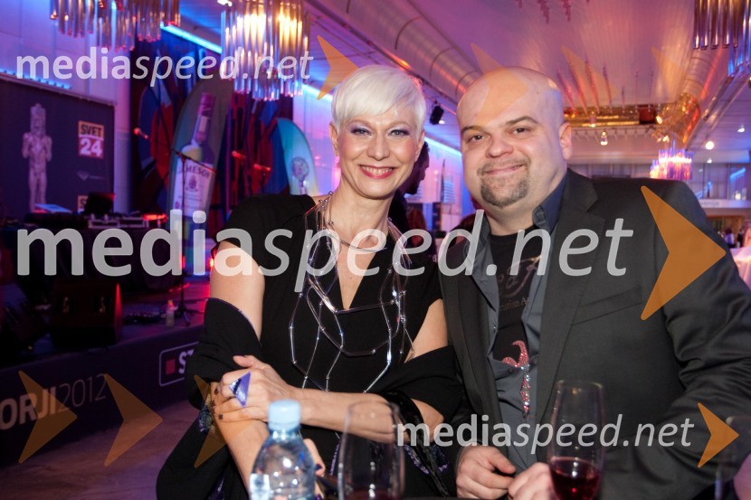 Barbra Drnač, novinarka; Dadi Daz, glasbenikViktorji 2012, rdeča preproga in druženje pred dvorano