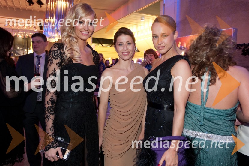 Tjaša Kokalj, novinarka; Martina Razinger; Martina Vrhovnik, vizažistkaViktorji 2012, rdeča preproga in druženje pred dvorano