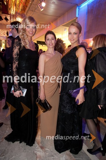 Tjaša Kokalj, novinarka; Martina Razinger; Martina Vrhovnik, vizažistkaViktorji 2012, rdeča preproga in druženje pred dvorano